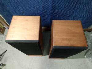 lot 10 image: Realistic speakers