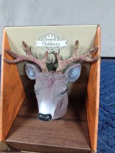 lot 279 image: New Buck hitch cover, tree climbing cleats and belts