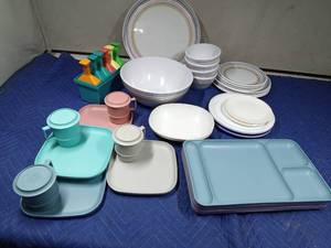 lot 229 image: Tupperware and more