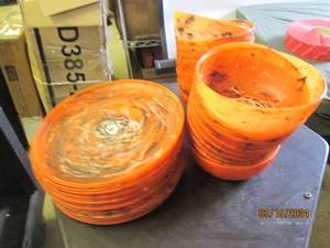 lot 85 image: lot of plastic plates and bowls...
