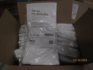 lot 123 image: case of 30 inch x 48 inch white with straight zipper pulls 10 in case