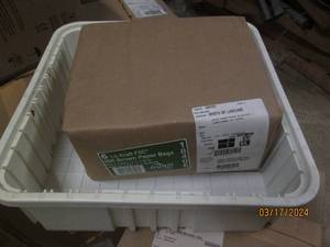 lot 207 image: 500 paper bags in a white tray...