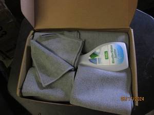 lot 216 image: microfiber towels with window cleaner