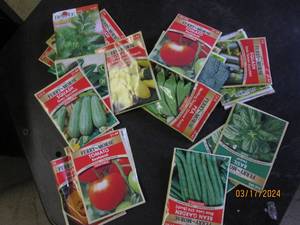 lot 266 image: 25 packages of various vegetable seeds past date