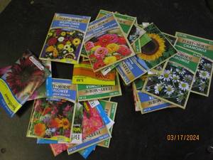 lot 268 image: 25 packages of various flower seed past date