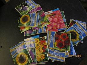 lot 270 image: 25 packages of various flower seeds past date