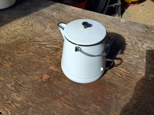 White enamel coffee po No visible chips with lid,