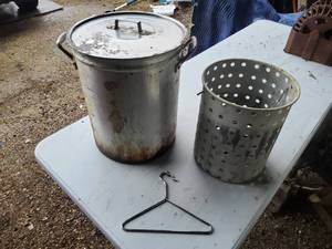 5 Gallon Alum. turkey pot with drain spicket, and lid and stainer.