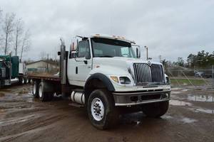 lot 9 image: 2004 International 7600 6x4