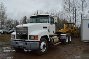 lot 10 image: 2001 Mack CH613