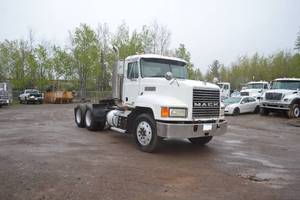 lot 11 image: 1998 Mack CH613