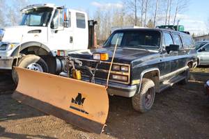 lot 14 image: 1990 Chevy Suburban