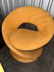 lot 5 image: Jaymar Vintage 1980s Yellow Post Modern Sculptural Spiral Ribbon Chair in Excellent Condition