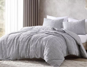 lot 128 image: Hallmart Collectibles Jordie 3-Piece King Comforter Set in White Blue 679610851717