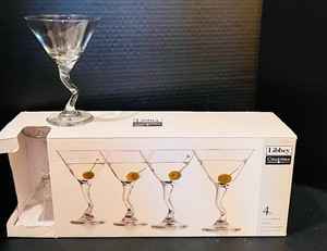 lot 20 image: Pier One Tasting Party Spoon Set and More