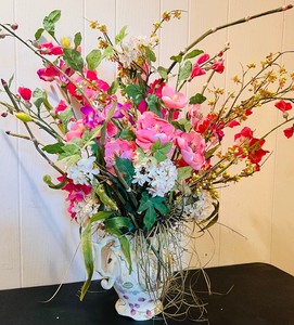 lot 25 image: Pretty Summer Floral Arrangement and Beautiful Vase