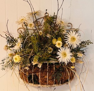 lot 26 image: Decorative Wall Mount Floral Arrangement