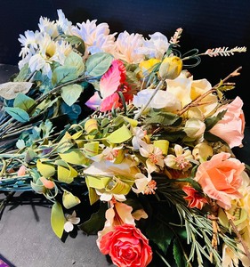 lot 75 image: Pretty Artificial Bouquet and Individual Stems