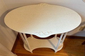 lot 10 image: White Vintage Table