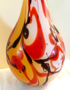 lot 16 image: Gorgoeus Art Glass Vase by Dynasty Gallery