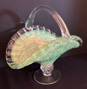 lot 18 image: Ruffled Edged Footed Glass Decoraive Basket