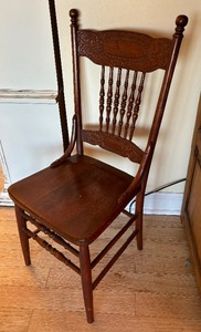 lot 95 image: Charming Vintage Wooden Chair