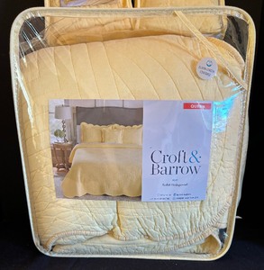 lot 119 image: New Pale Yellow Croft and Barrow Queen Bedspread with Two Pillow Shams