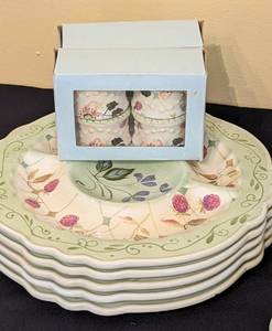 lot 4 image: Tracy Porter Evelyn Serving Dishes