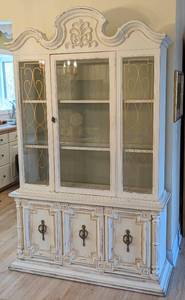 lot 1 image: White Shabby Chic Display Hutch
