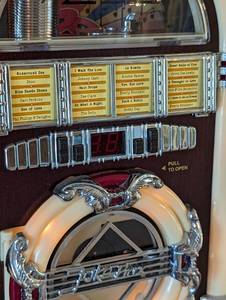 lot 132 image: Crosley Mini Jukebox Radio CD Player
