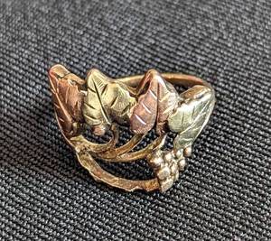 lot 136 image: Womens Black Hills Gold Ring