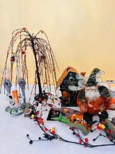 lot 138 image: Spooky Halloween Decor