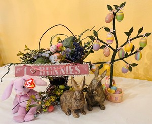lot 139 image: Beautiful Vintage Easter Decor