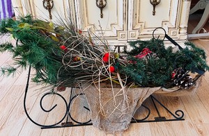 lot 144 image: Gorgeous Sleigh with Christmas Flowers