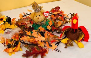 lot 141 image: Vintage Thanksgiving Figurines and Thoughtful Words