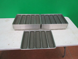lot 52 image: (21) Alum Sub Bread Baking Pans 13x18x1.5