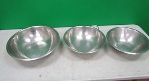lot 58 image: Large Mixing Bowles & Strainer