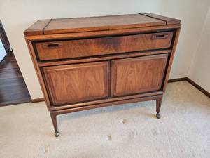 lot 3 image: Mid Century Flip Top Bar Credenza