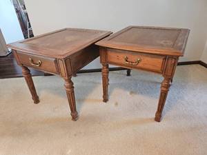 lot 24 image: American Traditional Side Table Pair