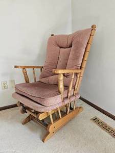 lot 27 image: Traditional American Paddle Back Glider