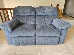 lot 5 image: Lay-Z-Boy Reclining Loveseat