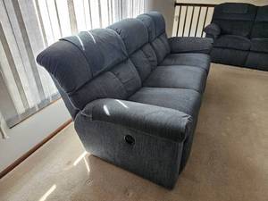 lot 6 image: Lay-Z-Boy Reclining Family Sofa
