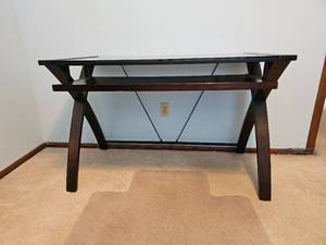 lot 28 image: Deluxe Modern Office Desk