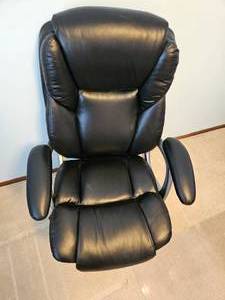 lot 28A image: Deluxe Modern Office Chair