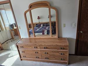 lot 32 image: Wash Finish Mirrored Vanity
