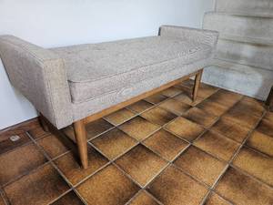 lot 8 image: Tufted MCM Styled Entry Bench