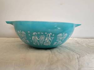 lot 9 image: Pyrex Amish Blue Cinderella Mixing Bowls