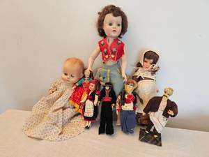 lot 98 image: Vintage Worldly Dolls Collection