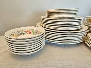 lot 38 image: Royal Dalton Stratford Pattern
