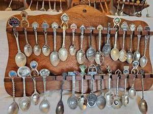 lot 69 image: Primitive Dcor Souvenir Collection of Spoons B